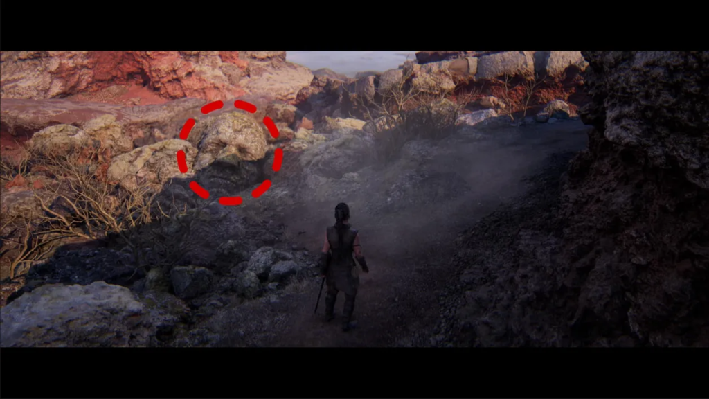 Персонаж идет по каменистой тропе в каньоне