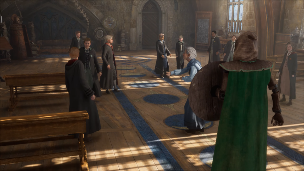 Студенты Хогвартса слушают урок в классе дуэлей