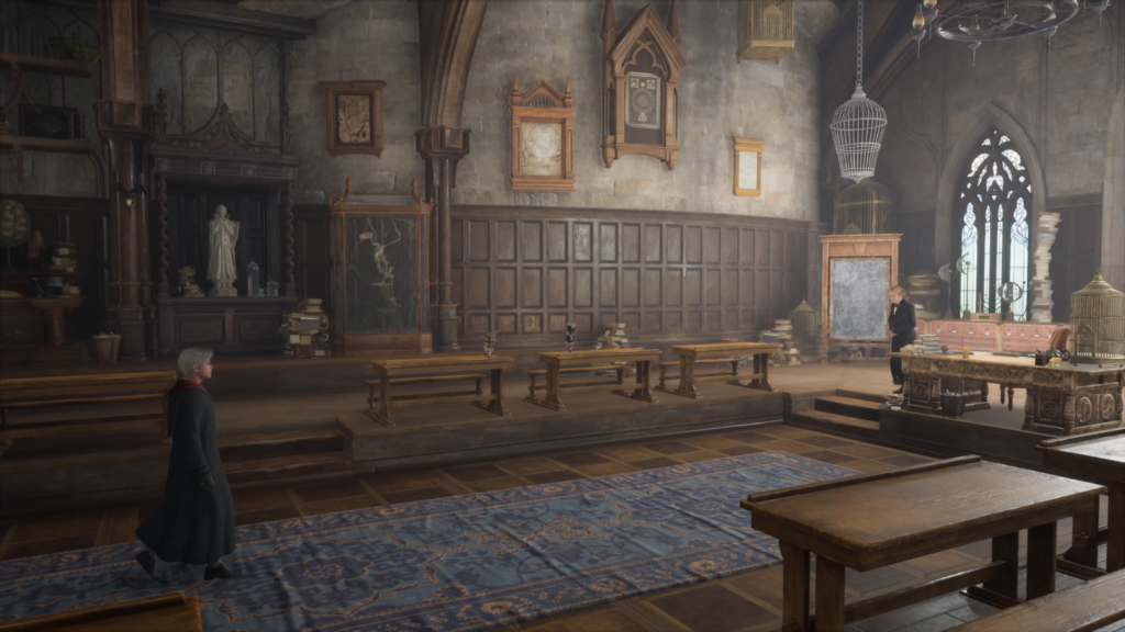 Ученик идет по классу Хогвартса Hogwarts Legacy