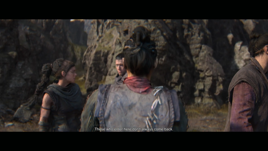 Группа людей разговаривает у скал на улице