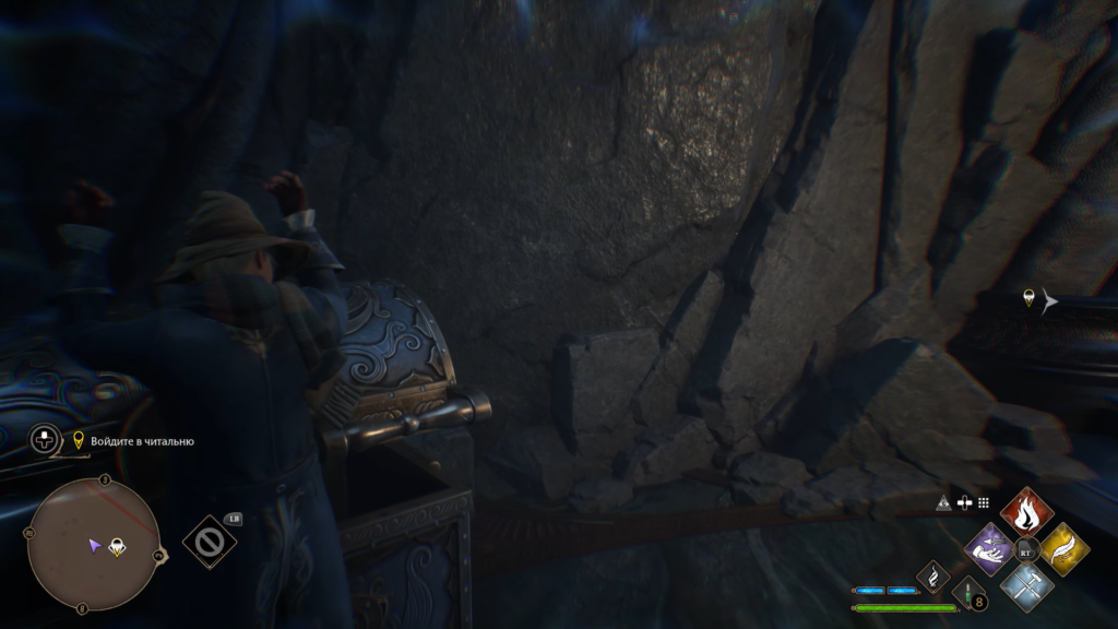 Персонаж Hogwarts Legacy открывает сундук в пещере