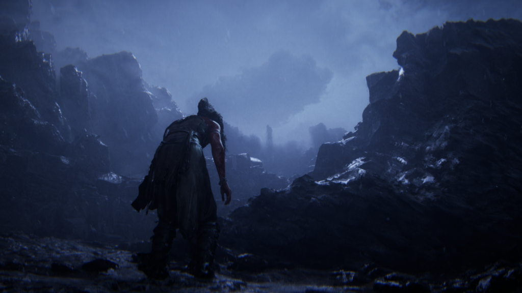 Воин идет по темному скалистому ущелью ночью