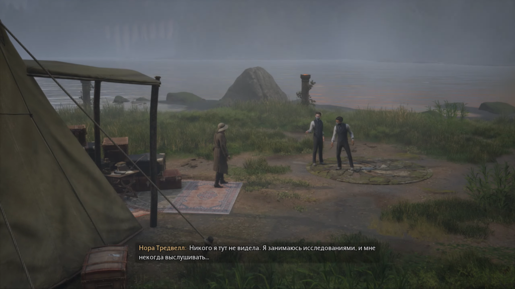 Нора Тредвелл разговаривает с двумя мужчинами у лагеря