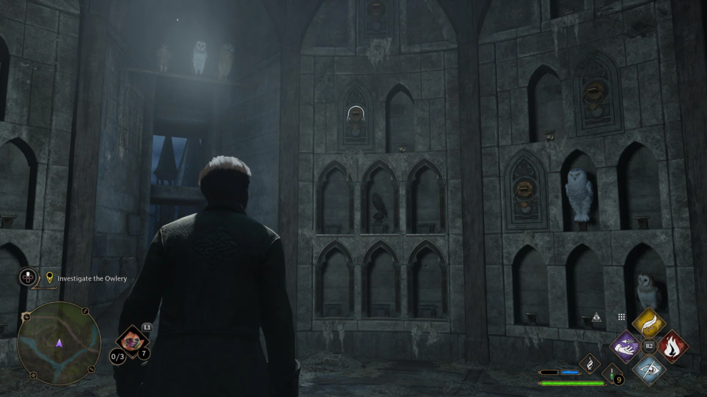 Персонаж Hogwarts Legacy стоит в совятне Хогвартса