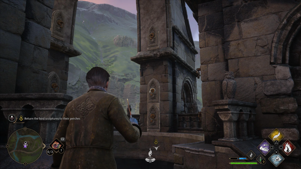 Персонаж Hogwarts Legacy стоит в каменных руинах