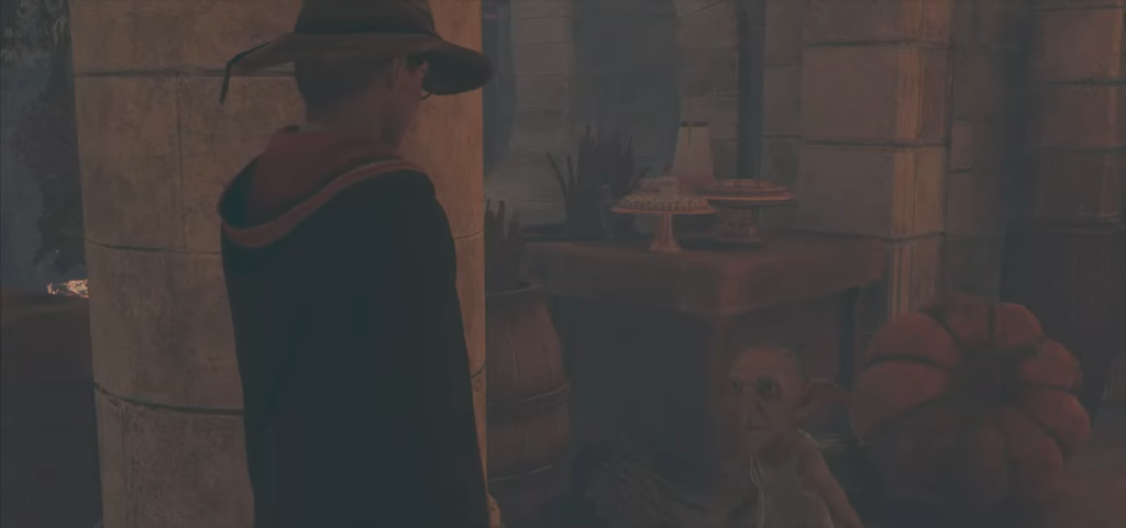 Персонаж в шляпе стоит рядом с домовым в комнате