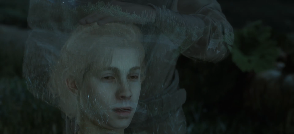 Лицо женщины под водой в темной воде