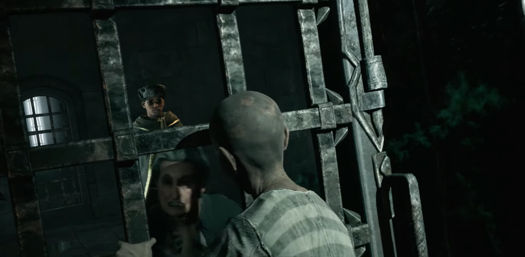 Лысый заключённый бьёт охранника у решётки камеры