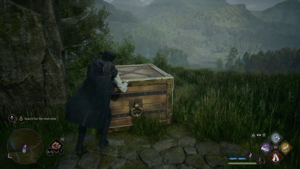 Персонаж Hogwarts Legacy открывает сундук на холме