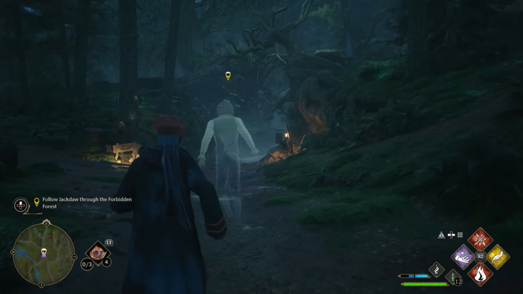 Персонаж следует за призраком по лесной тропе Hogwarts Legacy