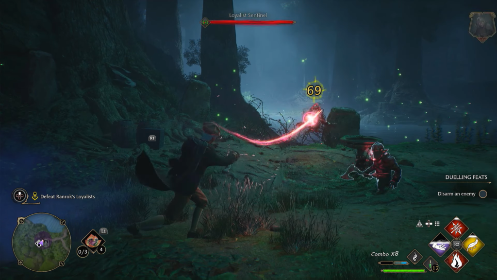 Волшебник атакует Loyalist Sentinel в лесу Hogwarts Legacy