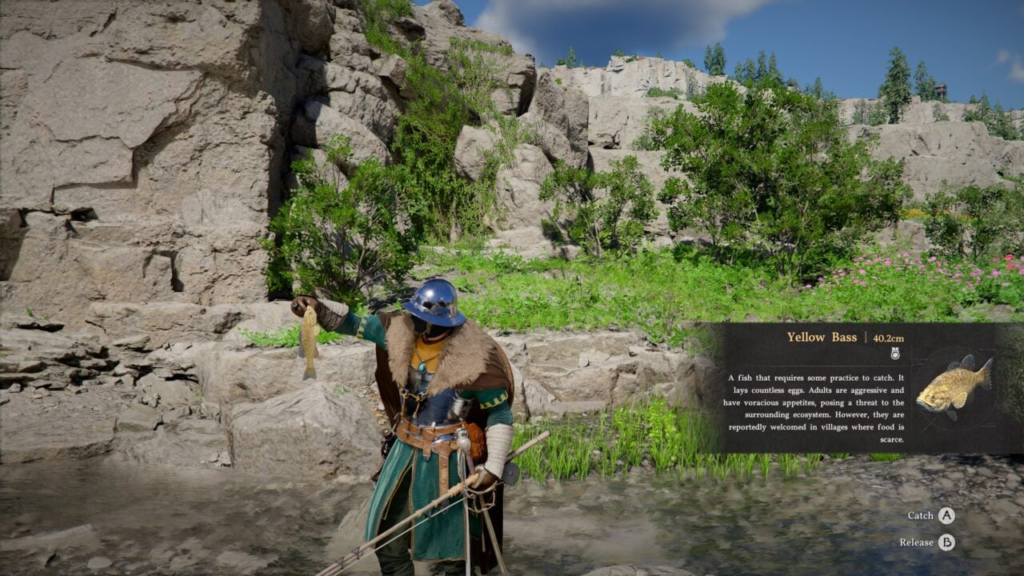 Рыбак держит рыбу у реки среди скал