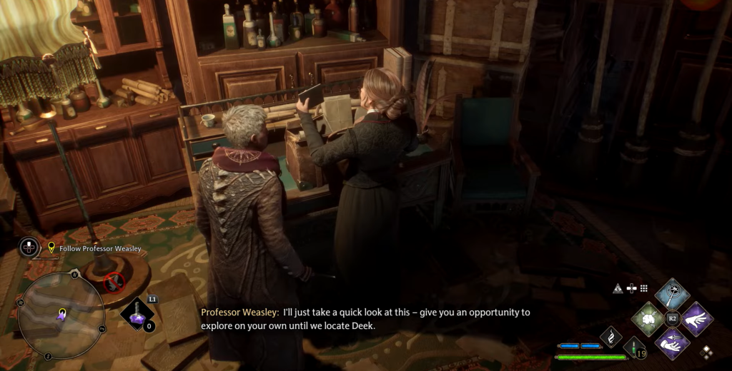 Профессор Уизли читает книгу в кабинете Hogwarts Legacy