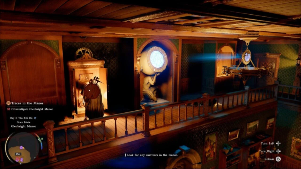 Персонаж идет по балкону в особняке ночью