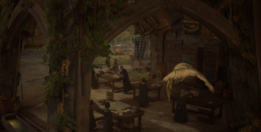 Сова летит над учениками в классе Хогвартса Hogwarts Legacy