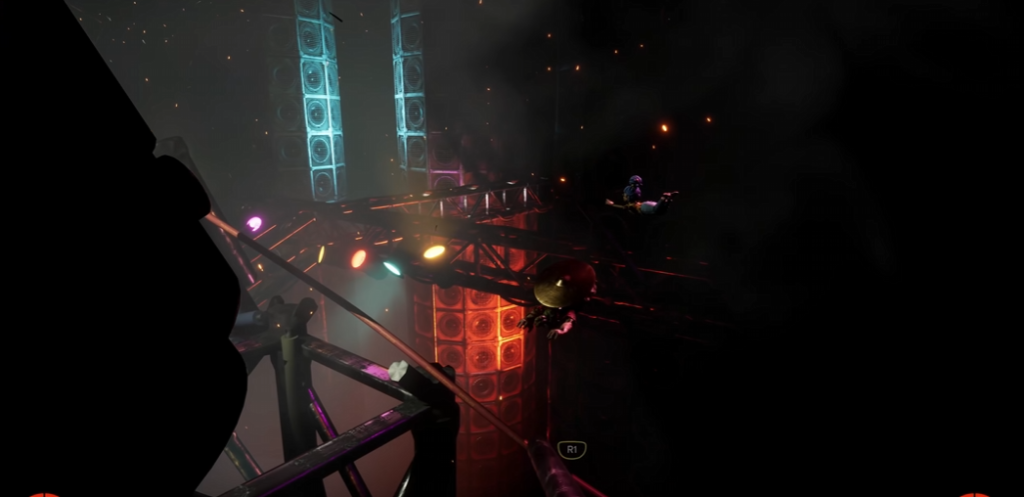 Персонаж прыгает по сценическим конструкциям среди цветных огней