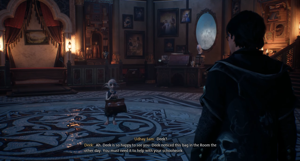 Домовой Дик держит сумку в комнате Хогвартса