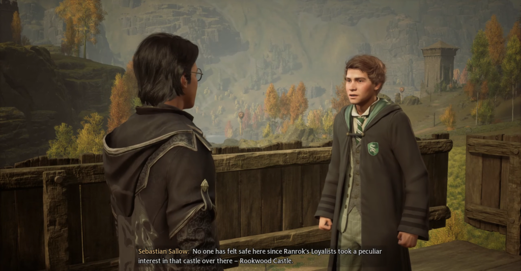 Себастьян Сэллоу разговаривает с учеником у деревянного забора