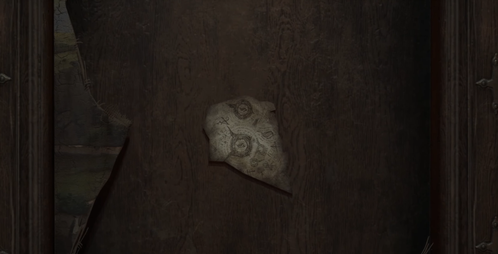 Каменная маска с символами лежит на деревянном столе