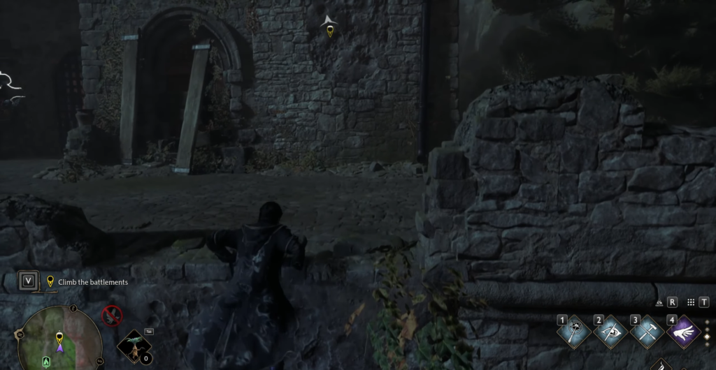 Персонаж карабкается на стену каменной крепости ночью