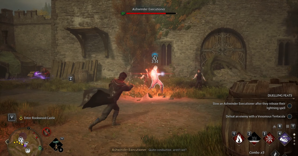 Волшебник атакует Ashwinder Executioner во дворе замка Hogwarts Legacy