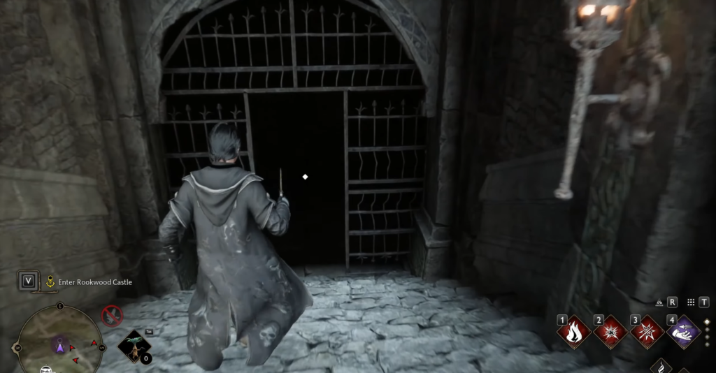 Персонаж Hogwarts Legacy входит в ворота замка Руквуд