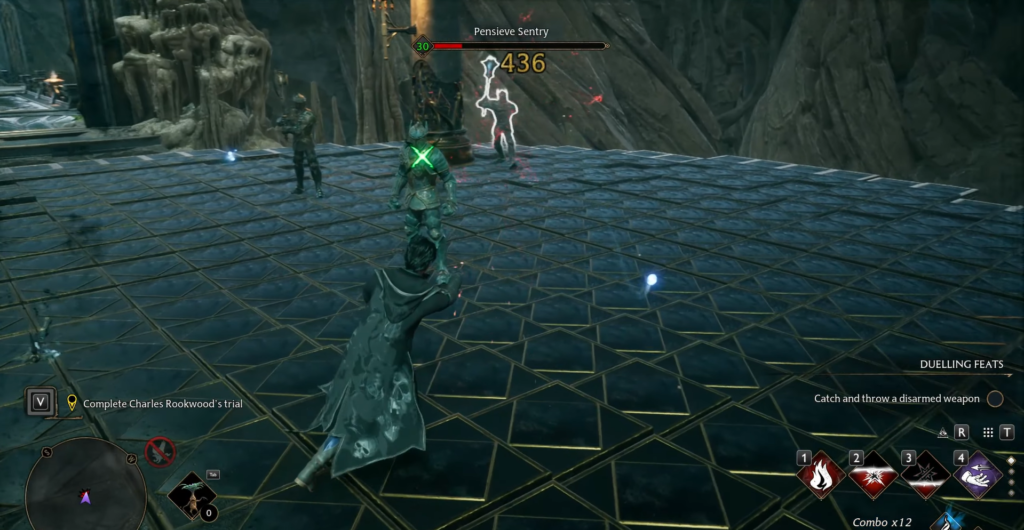 Волшебник атакует Pensieve Sentry на каменной арене Hogwarts Legacy