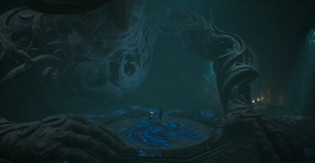 Фигура стоит у гигантской статуи в пещере