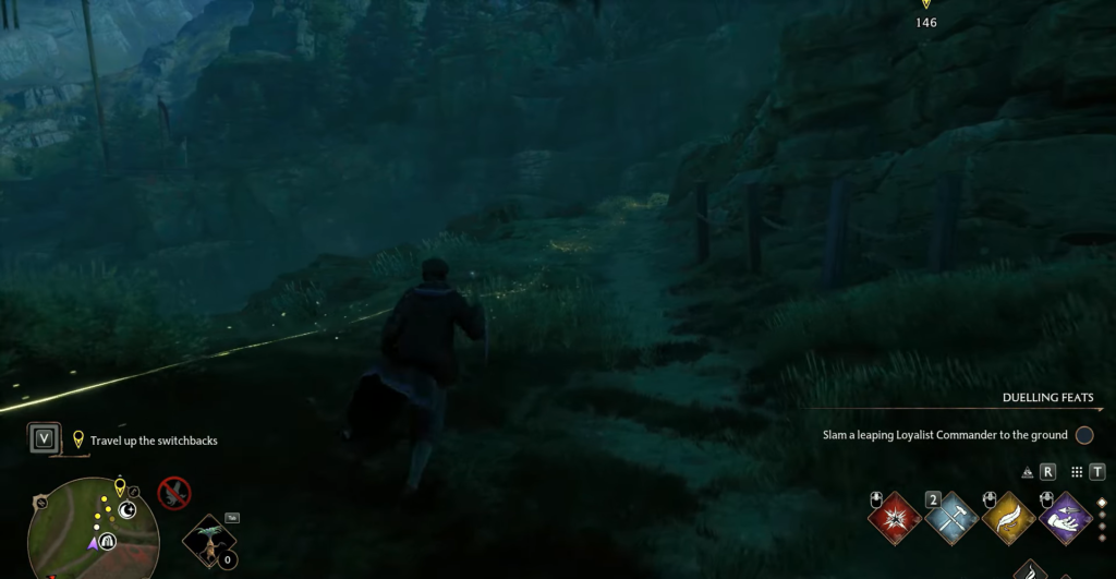 Персонаж бежит по тропе в горах Hogwarts Legacy