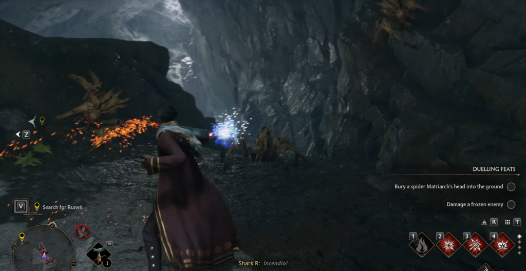 Волшебник атакует паука заклинанием в пещере Hogwarts Legacy