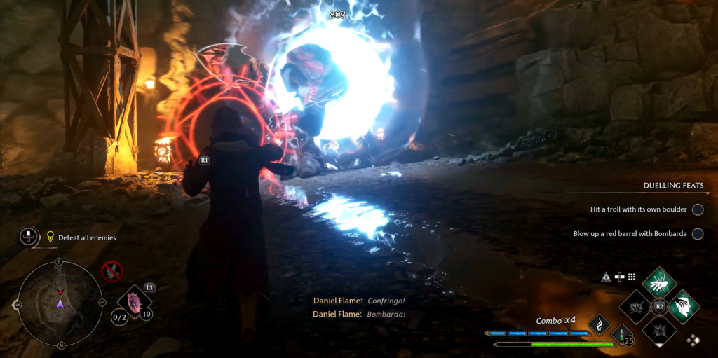 Волшебник атакует тролля заклинанием в пещере Hogwarts Legacy