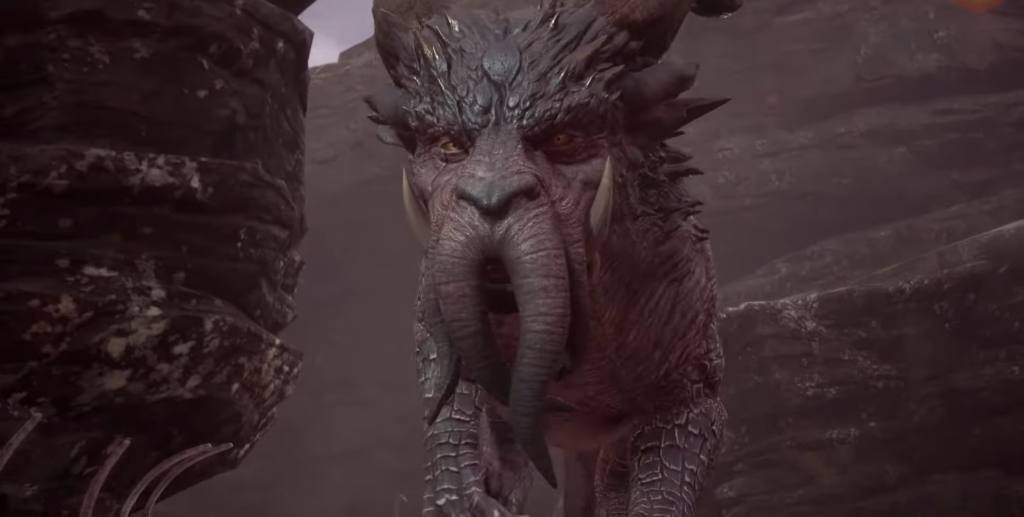 Рогатый монстр с бивнями стоит среди скал