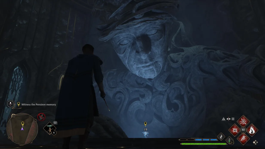 Волшебник с палочкой смотрит на каменную статую в Хогвартсе Legacy