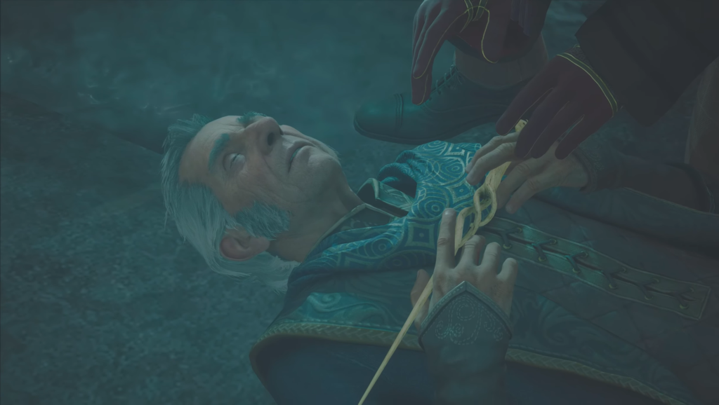 Мужчина лежит на земле, руки держат верёвку