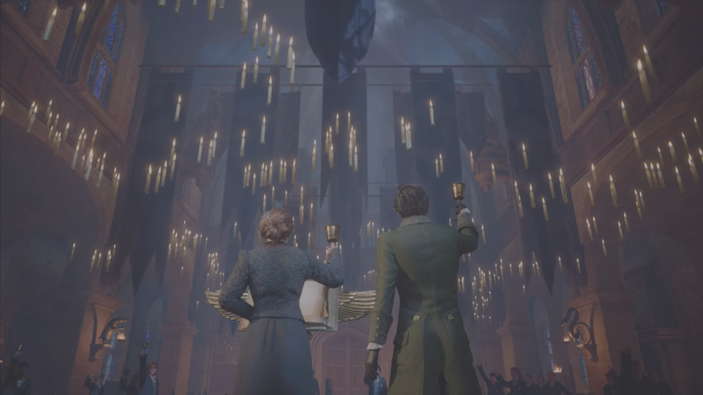 Два ученика поднимают кубки в Большом зале Хогвартса