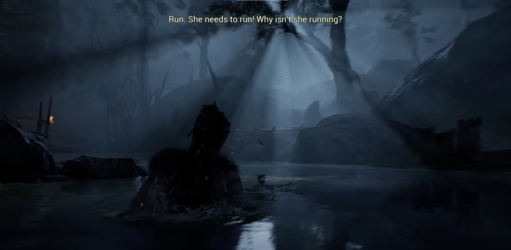 Силуэт человека плывёт в тёмной реке ночью