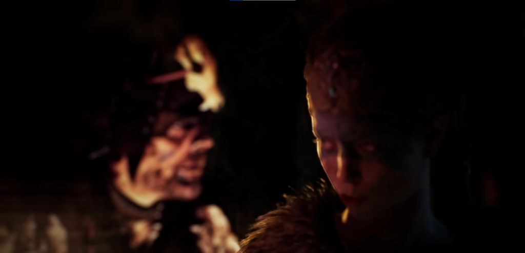 Женщина с синей краской на лице в темноте