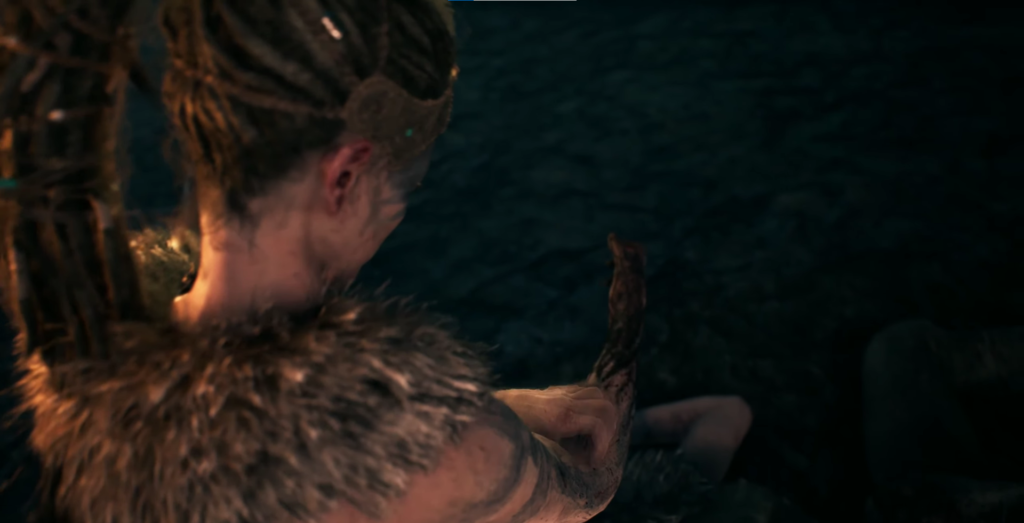 Сенуа из Hellblade сидит у воды ночью