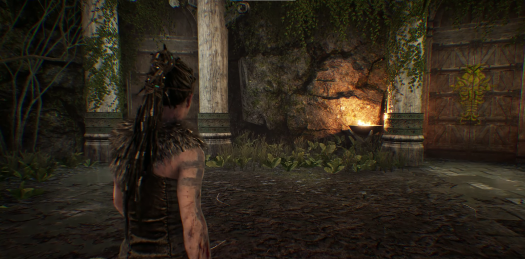 Сенуа из Hellblade стоит у каменной двери храма