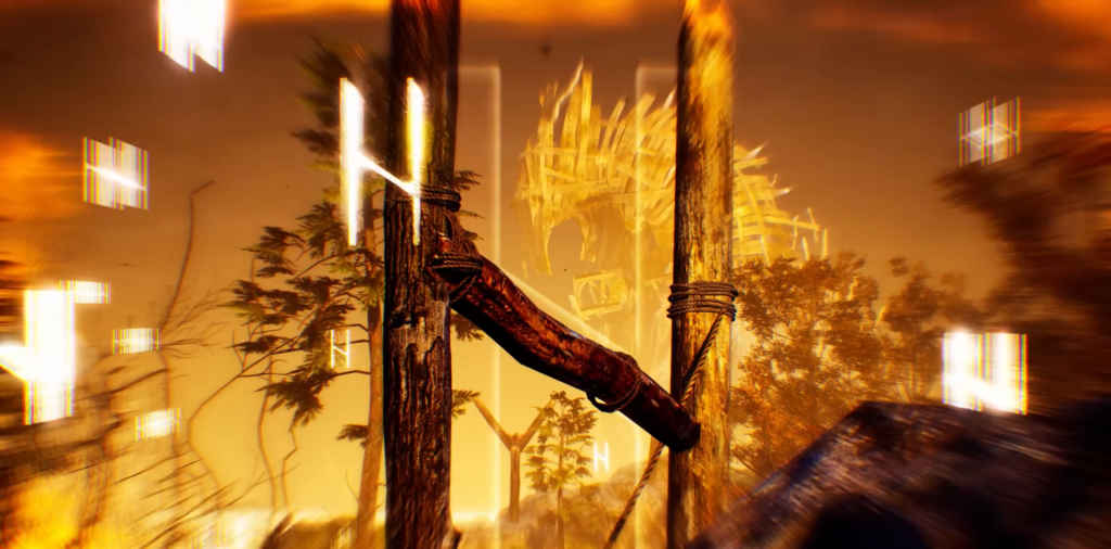 Деревянные столбы с бревном на верёвках в лесу