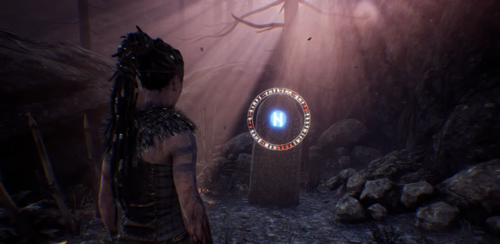 Сенуа из Hellblade смотрит на рунный камень в лесу