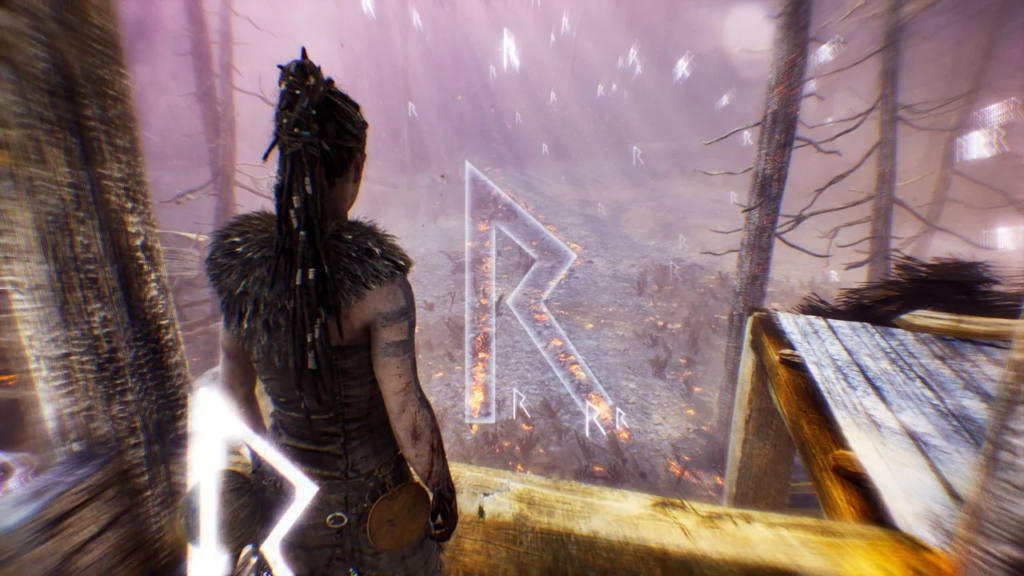 Сенуа из Hellblade смотрит на руну в лесу
