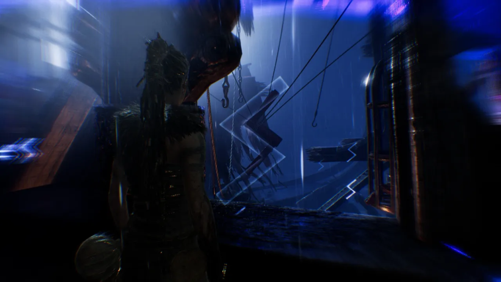 Женщина стоит в синем тумане среди проводов