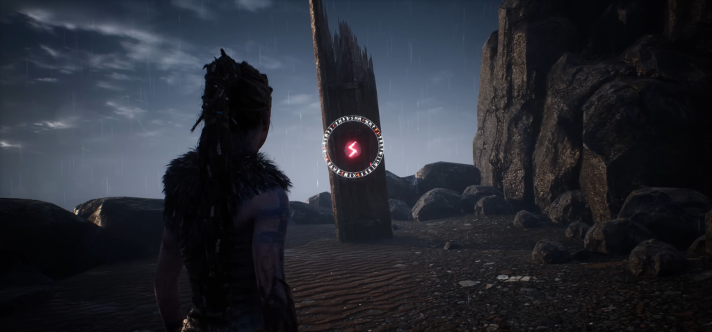 Сенуа из Hellblade смотрит на руну у скалы