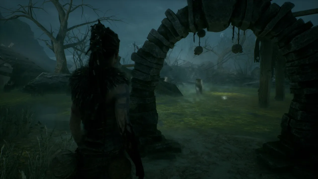 Воительница стоит у каменной арки в тумане