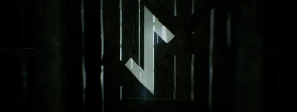 Силуэт человека стоит у окна в темноте