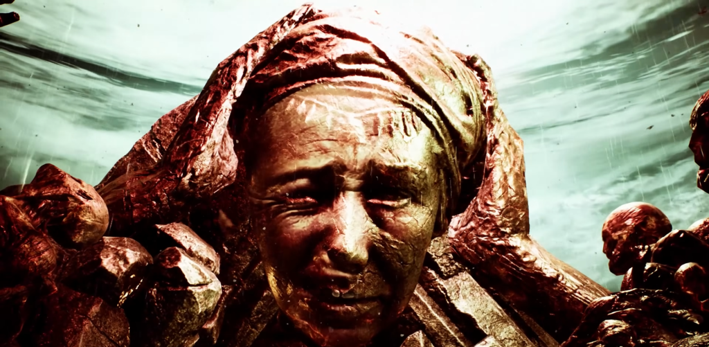 Каменное лицо женщины в платке среди скал