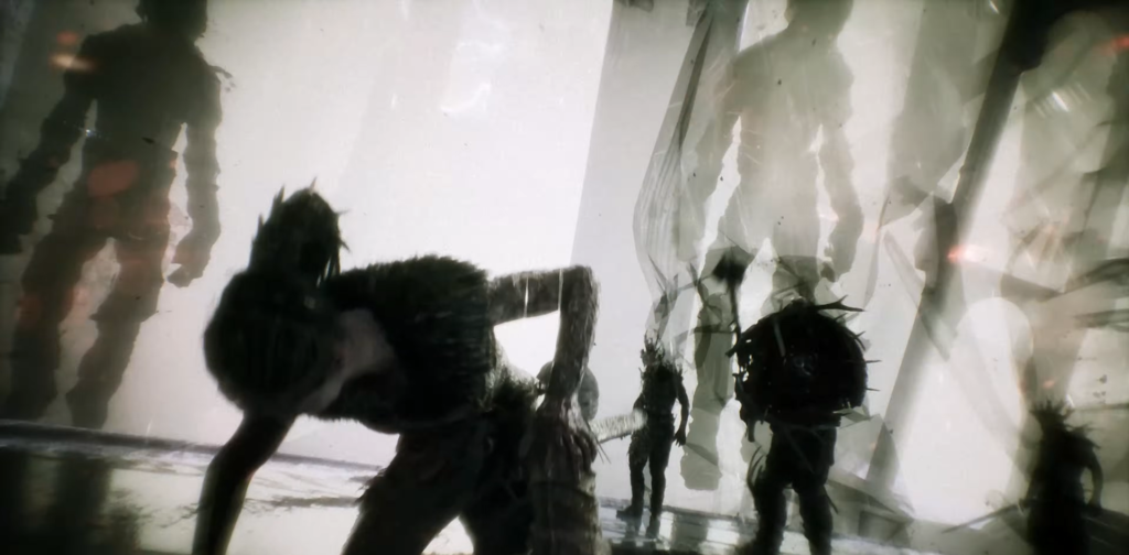 Силуэты людей идут по коридору в тумане