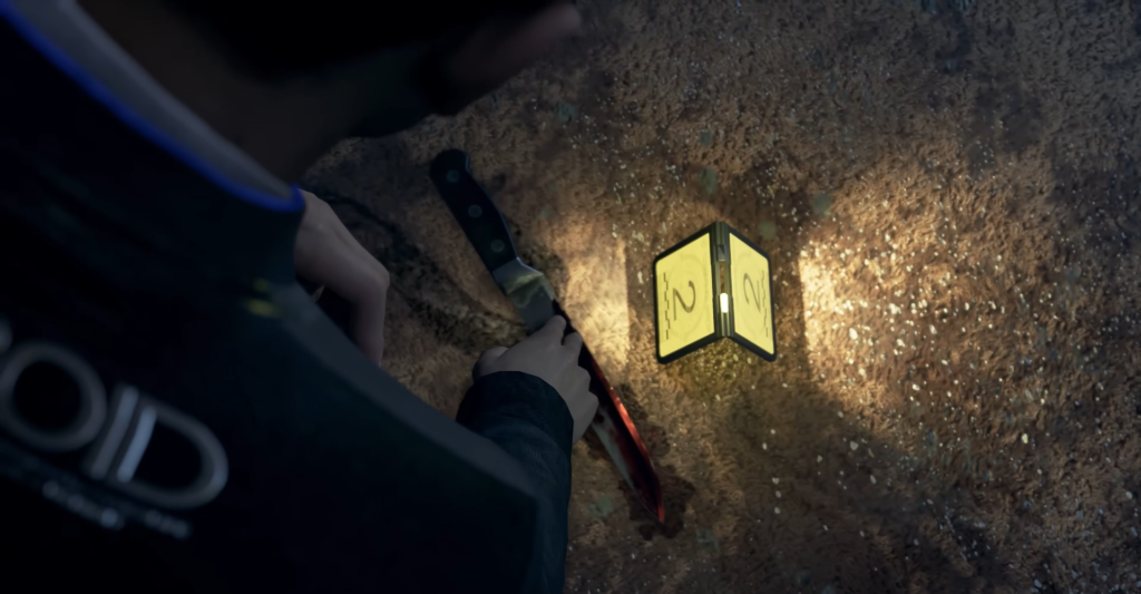 Рука держит нож рядом с жёлтым маркером на земле