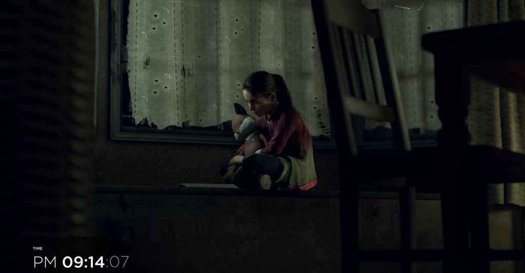 Девочка обнимает плюшевую лису у окна в комнате